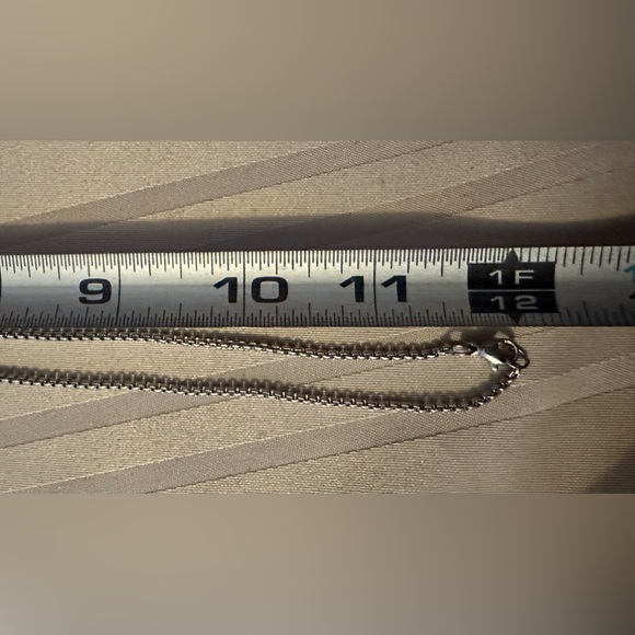 Necklace 24” with talons holding a glass ball. No stamp or signature. - Picture 4 of 4